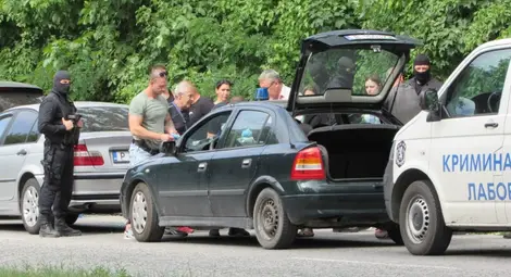 Качулки задържаха трима от БМВ с наркотици