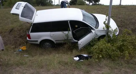 Каналджия катастрофира, остави &bdquo;Пасат&rdquo; с 15 бежанци и избяга