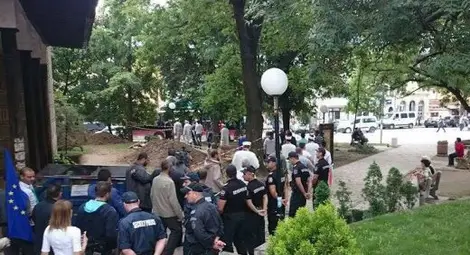 Мюсюлманите си тръгнаха от Карлово, християните ги изпратиха с викове и националния химн