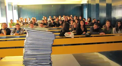 МОН: Над 10 000 студенти ще получат европейски стипендии