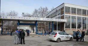 Работниците в Корабната три месеца без заплати