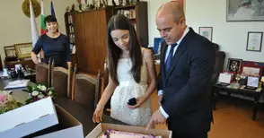 Габи със златна значка „Русе“ и торта от кмета Стоилов