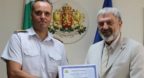 Областният управител Драгомир Драганов отличи със специална грамотадиректорът на &bdquo;Пожарна безопасност и защита на населението&ldquo; комисар Светослав Войчев.