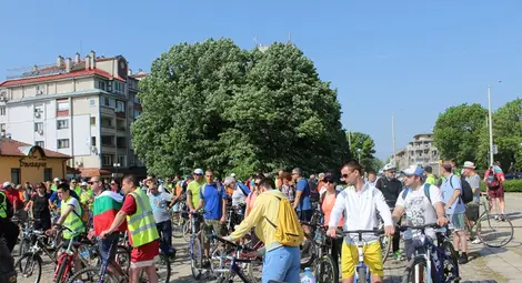 7-годишният Преслав и 73-годишният Никола в колоната с велосипедисти до Гюргево
