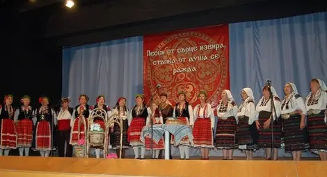 Уникални обичаи и костюми показаха хърцои в Кацелово