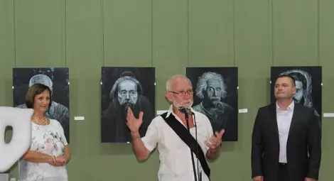 Зюхтю Калит говори при откриването на юбилейната си изложба.       Снимка: Община Русе