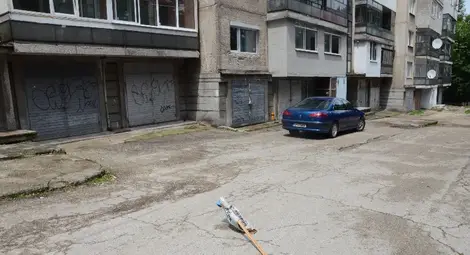 Клон и саксия пазят от дупка в &bdquo;Здравец Изток&ldquo;