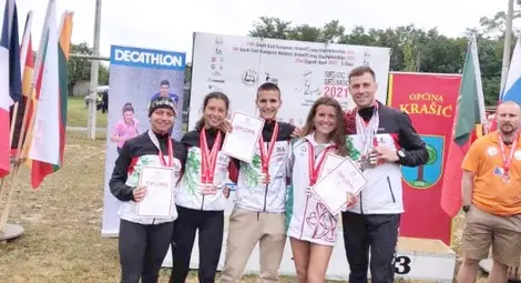 Медалистите от „Компас-Крос“ /отляво надясно - Велина Коева, Миряна Бойкова, Стефан Йорданов, Десислава Бахчеванова, Теодор Йорданов/. Снимка: „Утро“ Медалистите от „Компас-Крос“ /отляво надясно - Велина Коева, Миряна Бойкова, Стефан Йорданов, Десислава Бахчеванова, Теодор Йорданов/. Снимка: „Утро“