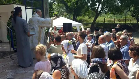 Митрополит Наум служи пред стотици миряни от България и Румъния в манастира с чудодейното аязмо „Света Марина“ в Каран Върбовка Митрополит Наум служи пред стотици миряни от България и Румъния в манастира с чудодейното аязмо „Света Марина“ в Каран Върбовка