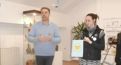 Книжка показва на децата ботевско  калпаче, телеграма, грамофон и юзче