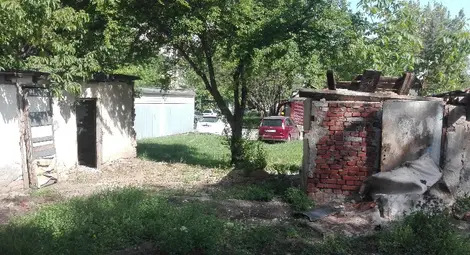 Два порутени бордея бълват смрад около Пощенска станция 13 в „Здравец Изток“ Два порутени бордея бълват смрад около Пощенска станция 13 в „Здравец Изток“