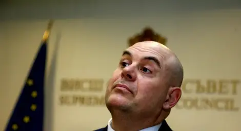 Каракачанов предлага лов на престъпници с танкове, Гешев пита къде са танковете