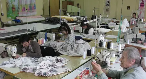 Сръчни ръце вече майсторят коледни украшения в Психото