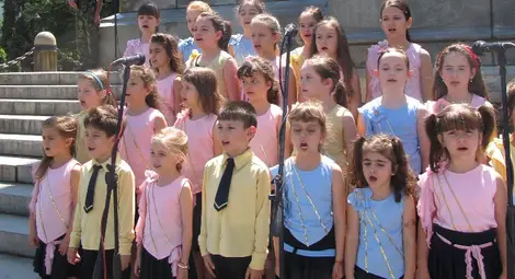 Деца пяха „Питат ли ме дей зората“ в памет на Ботев и загиналите герои Деца пяха „Питат ли ме дей зората“ в памет на Ботев и загиналите герои