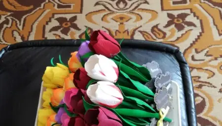 Съдебен помощник тъче бижута от мъниста на ръчно направен стан