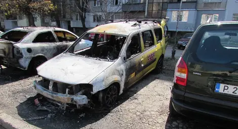 Подпалиха такси след серия заплахи срещу собственика