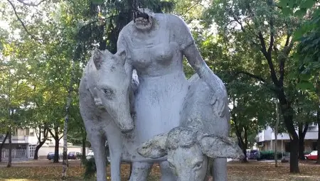 Вандали обезобразиха скулптурата  на малката пастирка в парка