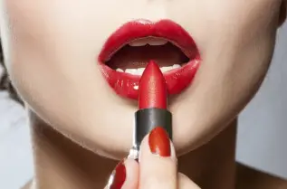 Тези 5 зодии трябва да изберат червеното червило