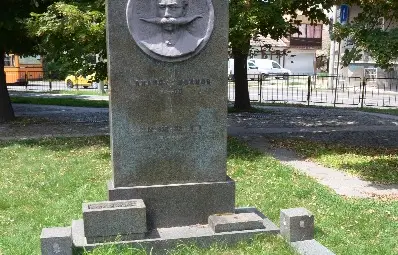 Надгробният паметник на войводата Панайот Хитов остана и без цифри