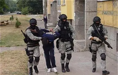 Митничар помага на Килърите 3 да "скрият" авер