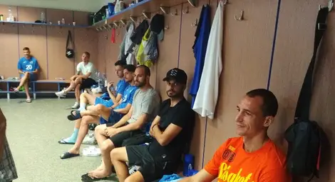 Футболистите дойдоха на стадиона, но останаха в съблекалнята.                        Снимка: Авторът