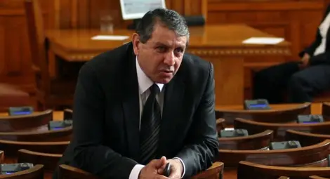 Бат Сали: Няма да се откажа от мястото в парламента, протестите срещу мен са купени Бат Сали: Няма да се откажа от мястото в парламента, протестите срещу мен са купени