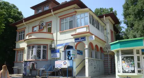 Разкопаният тротоар затруднява пациентите на Медицински център 1 на &bdquo;Борисова&ldquo;