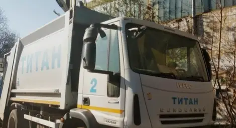 Повреден камион остави преливащи контейнери за смет на няколко улици в Русе