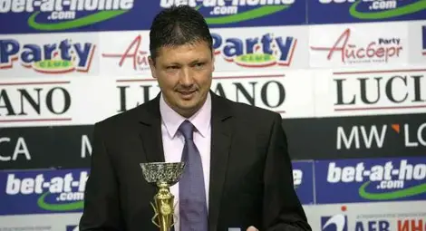 Любо Пенев дава "Златната топка" на Иниеста