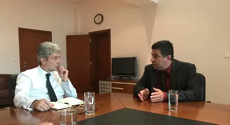 Областният управител Галин Григоров разговаря с екоминистъра Нено Димов.  Снимка: ОА