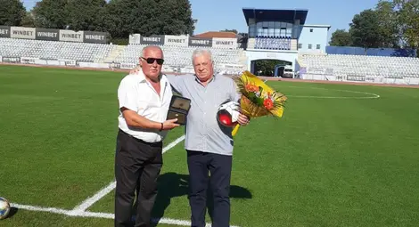 Володя Сурдов с плакет за футболни заслуги