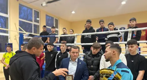 Кметът на Русе Пенчо Милков посрещна 8-кратния европейски шампион по бокс Радослав Росенов