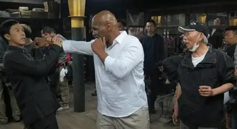 Счупиха пръста на Майк Тайсън