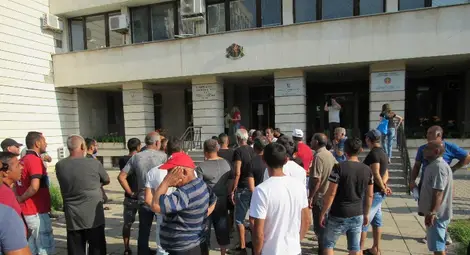 Роми протестираха пред полицията след стрелбата по къщата на Върбан Въбранов