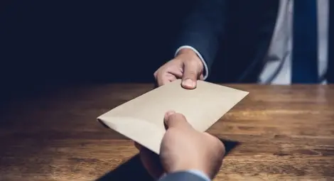 Икономиката изсветлява, но заплатите  в плик все още са честа практика