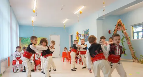 Концерт-спектакъл под наслов &bdquo;Пролетно веселие&ldquo; изнесоха децата от ДГ &bdquo;Пинокио&ldquo; в Русе /галерия/