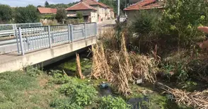 Слагат „легнали полицаи“ и светофар на главната улица в Николово