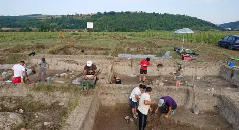 Пещи, накити, сечива и пластики на хиляди години открити край Бъзовец