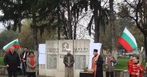 Свещеник и ходжа осветиха паметни плочи във Ветово