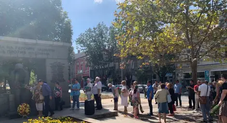 Социалисти празнуваха 9 септември с цветя и речи пред Братската могила