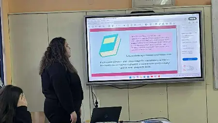 Секретарят по превенция Надие Карагьозова подари на ученици от ПГ надписан творчески дневник &bdquo;Думи вълшебни да знаем и по тях да се познаем&ldquo;