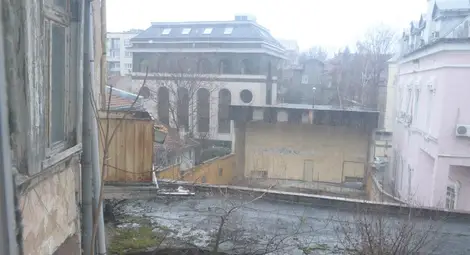 Клошари успели да се настанят в заключения бивш Учителски дом