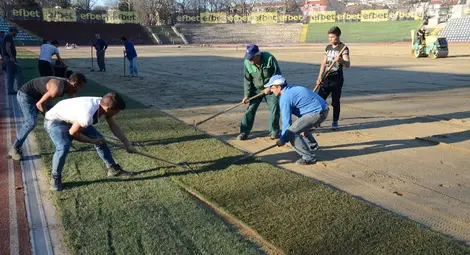 Многострадалният стадион дочака първата трева