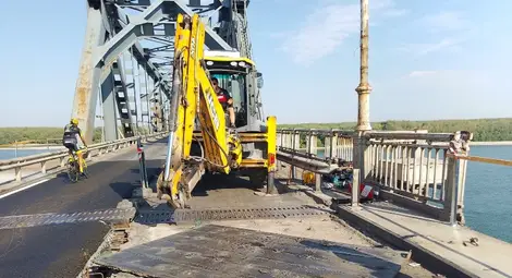 Ремонтът на Дунав мост при Русе продължава по график. Премахва се стария тротоарен блок в 320-метров участък в посока Румъния