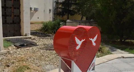 Три метални сърца събират благотворително пластмасови капачки