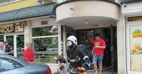 Братче и сестриче в болницата, след като подпалиха апартамента си