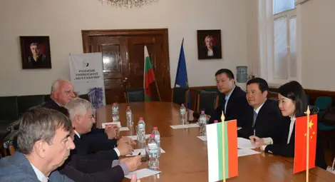 Акад. Белоев и китайският посланик Юанджун Донг обсъдиха сътрудничеството на РУ с китайски университетито училище с множество китайски университети
