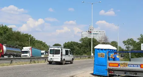 Поставиха 24 химически тоалетни по бул. &bdquo;България&ldquo; от &bdquo;Метро&ldquo; до &bdquo;Тегра&ldquo;