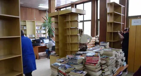 Новите стелажи в библиотеката придават модерен вид на заемната
