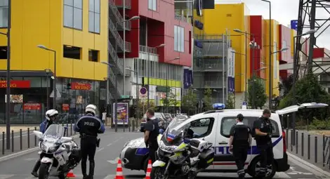 Париж под блокада: Гонят по улиците похитителите от мола